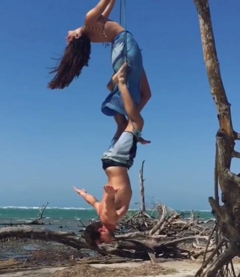 Klebber Toledo faz acrobacias com Camila Queiroz em TBT