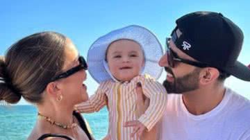 Camila Coelho leva o filho à praia pela primeira vez - Foto: Reprodução / Instagram