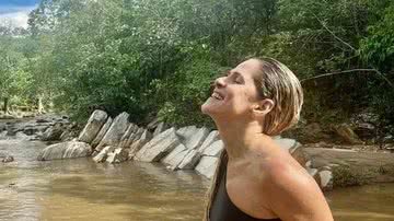 A atriz Ingrid Guimarães posou em pedras em um rio e fez uma brincadeira com seus seguidores das redes sociais - Foto: Reprodução/Instagram