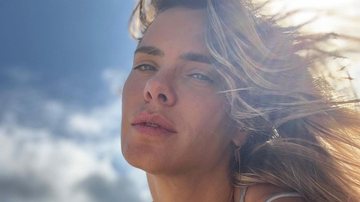 De maiô prateado, Carolina Dieckmann exibe beleza natural em fotos na praia - Reprodução/Instagram