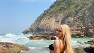 Gabi Lopes posa de frente e costas com biquíni preto minúsculo em praia paradisíaca no Rio de Janeiro - Foto/Instagram