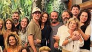 Rafa Kalimann e José Loreto apareceram abraçados em foto de encontro com elenco de Pantanal - Reprodução: Instagram