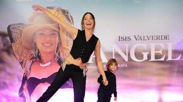Toda estilosa, Isis Valverde surge ao lado do filho, Rael, em pré-estreia de 'Ângela' - Webert Belicio /Agnews
