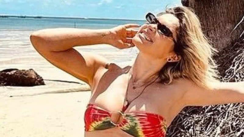 Flávia Alessandra rouba a cena na praia com beleza - Reprodução/Instagram