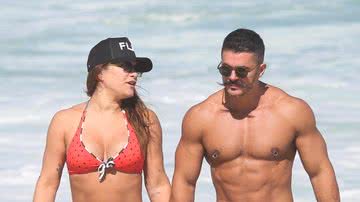 Priscila Fantin e Bruno Lopes na praia - Fotos: Dilson Silva / AgNews