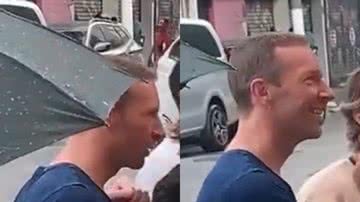 Chris Martin, o vocalista da banda Coldplay, foi filmado em roda de samba em São Paulo - Reprodução: Twitter
