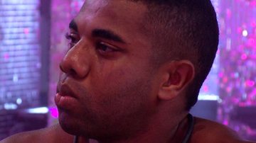Davi cai no choro durante festa no BBB 24 - Reprodução/Globo