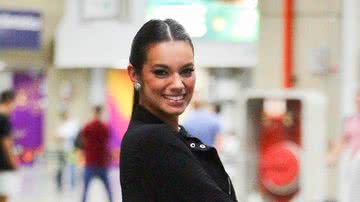 Alane Dias no aeroporto - Foto: Anna Giulia/ AgNews