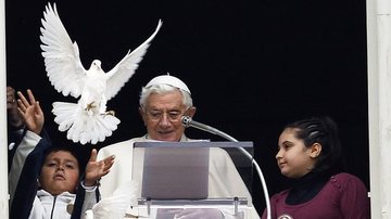 Líder católico ‘liberta’ pombas em celebração - Reuters/Alessandro Bianchi