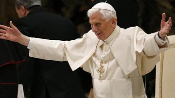 Papa Bento XVI em primeira aparição pública após sua renúncia - Reuters