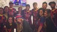 Bruna Marquezine posa com a camisa do Barcelona ao lado da irmã de Neymar - Instagram/Reprodução