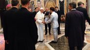 Romero Britto presenteia papa Francisco - -