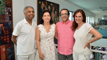 Na capital pernambucana, Recife, Gilberto Gil e Flora confraternizam com os anfitriões, Antonio e Carla. - Felipe Souto Maior / Agnews