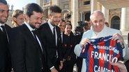 Papa Francisco recebe troféu e camisa de seu time favorito - -