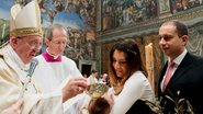 Papa Francisco realiza batismo coletivo com 32 bebês no Vaticano - Osservatore Romano/ Reuters