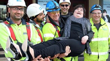 Susan Boyle é segurada no colo por bombeiros na Inglaterra - AKM-GSI/Splash