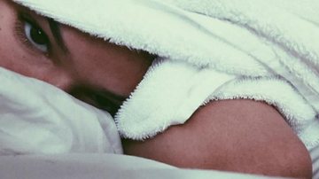 Bruna Marquezine joga olhar 43 deitada na cama - Instagram/Reprodução