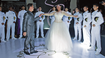 A atriz dança a valsa com o marido, Jamerson Andrade - FABRIZIA GRANATIERI