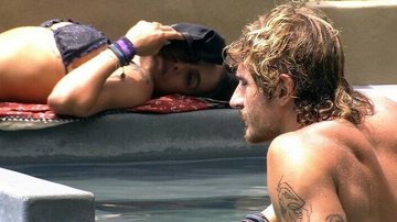 Allan e Carolina na piscina - Reprodução/TV Globo