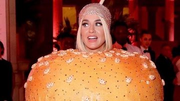 Katy Perry se vestiu de hambúrguer durante MET Gala 2019, na última noite de segunda 6. - Instagram/Reprodução