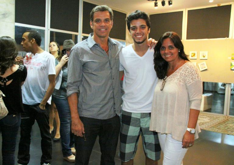 Rodrigo Simas com os pais Beto e Ana Simas