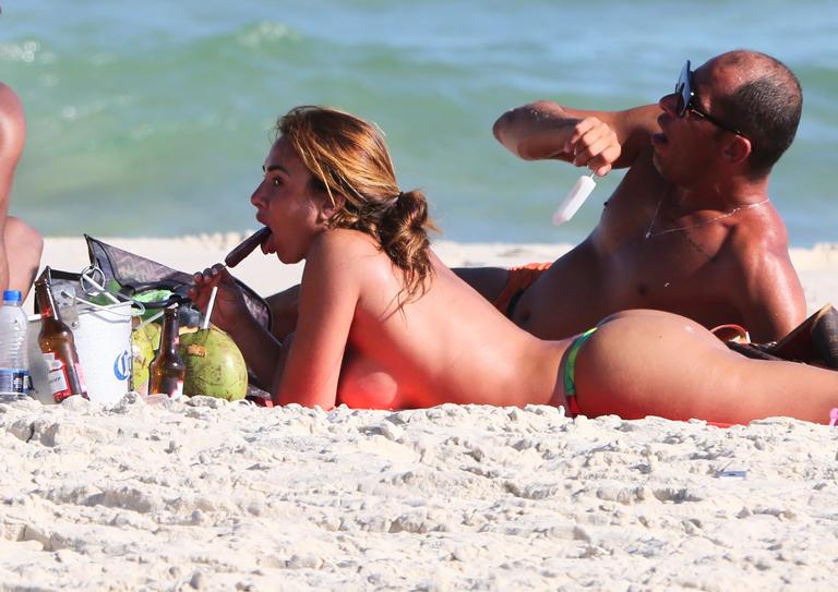 Nicole Bahls é clicada fazendo topless em praia carioca