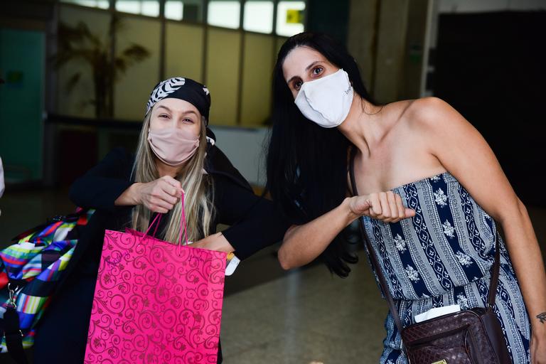 Carla Diaz esbanja simpatia ao ser flagrada em aeroporto